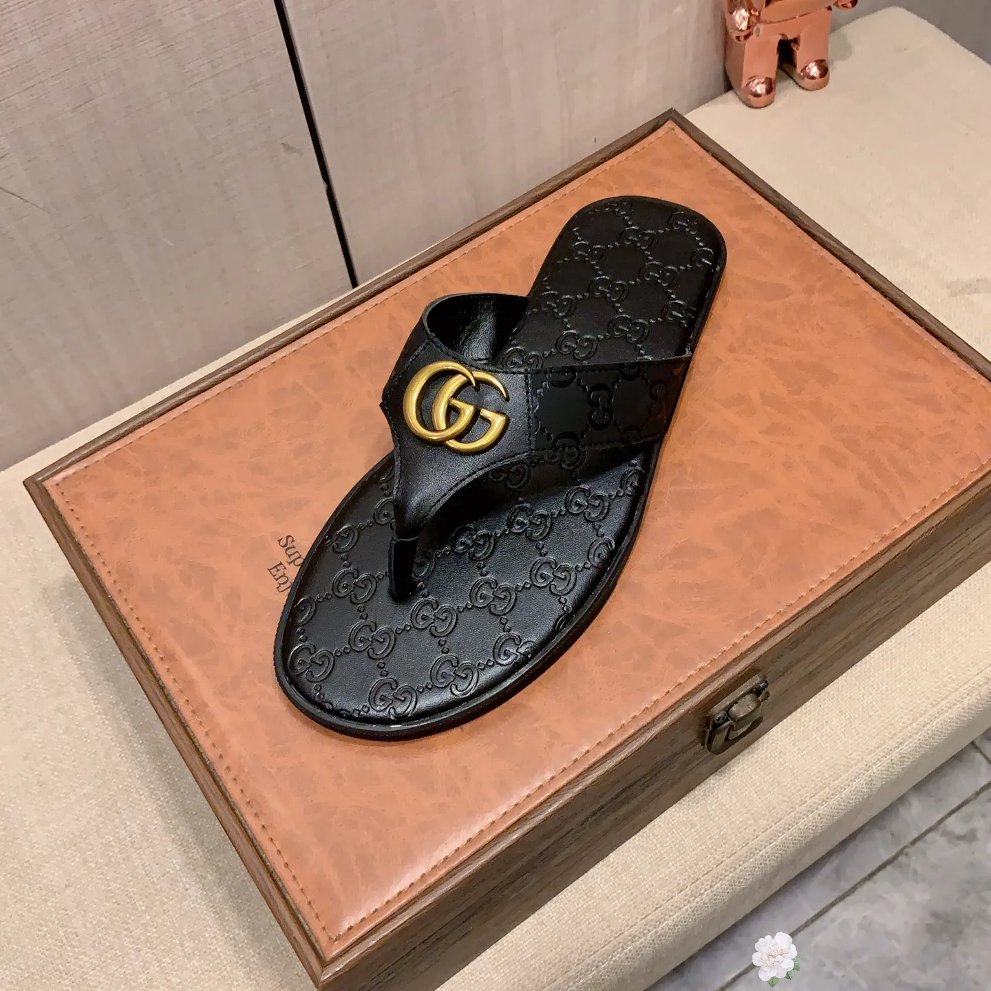 Slippers: New model: Factory price: 240💰💰🎩🎩🔥🔥《 Gucci* 》Series of slippers top purchasing agent🔍🔍Sold simultaneously for men, original Italian imported webbing made of selected cowhide, exquisite workmanship,), sole: (super comfortable) original factory special sole, ⚠️exclusive double-layer movable molded sole super comfortable⚠️, real shot🎬the real thing is more beautiful🔍🔍266 regular code 38-45,